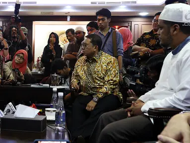 Wakil Ketua DPR Fadli Zon (tengah) berbincang dengan kuasa hukum Abu Bakar Baasyir, Mahendradatta dan anak Abu Bakar Baasyir, Abdurrochim di Kompleks Parleman, Jakarta, Rabu (23/1). (Liputan6.com/JohanTallo)