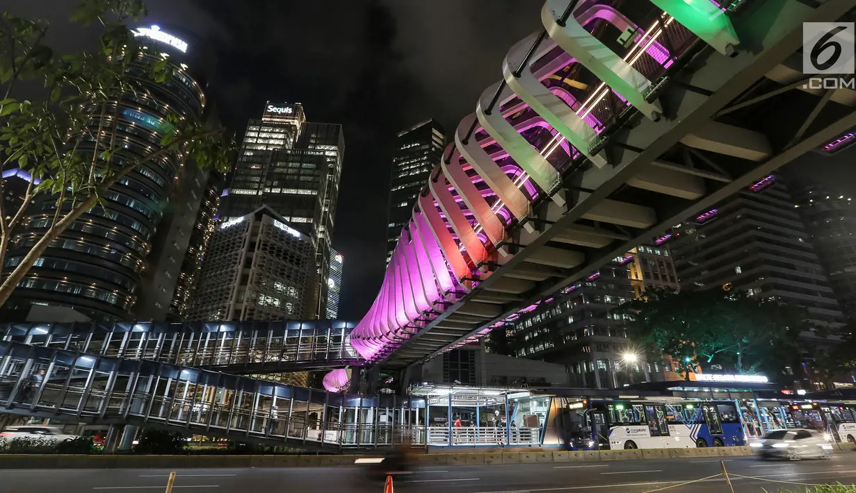 Suasana Jembatan Penyeberangan Orang (JPO) Gelora Bung Karno di Jalan Jend Sudirman, Jakarta, Senin (4/3) malam. JPO tersebut menjadi daya tarik tersendiri bagi pejalan kaki karena desainnya yang artistik dan Instagramable. (Liputan6.com/Fery Pradolo)