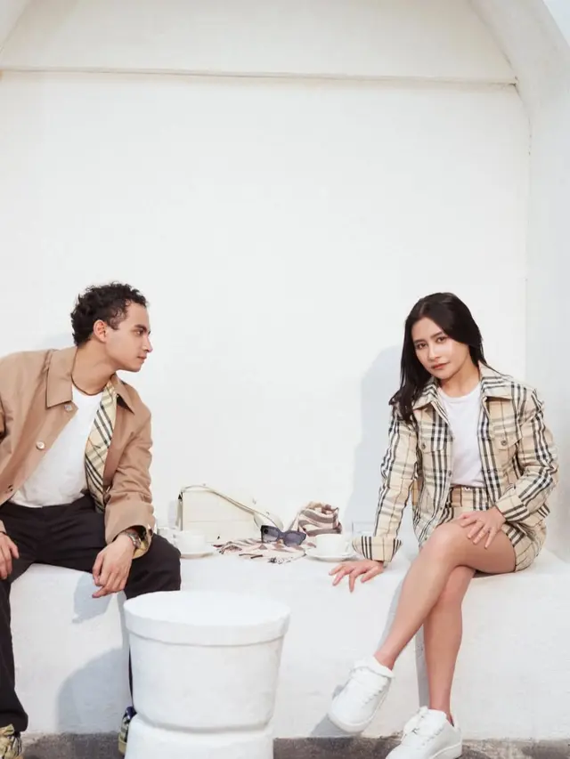 Pesona Prilly dan Omara dalam pemotretan terbaru. (credit:instagram.com/prillylatuconsina96/winstong