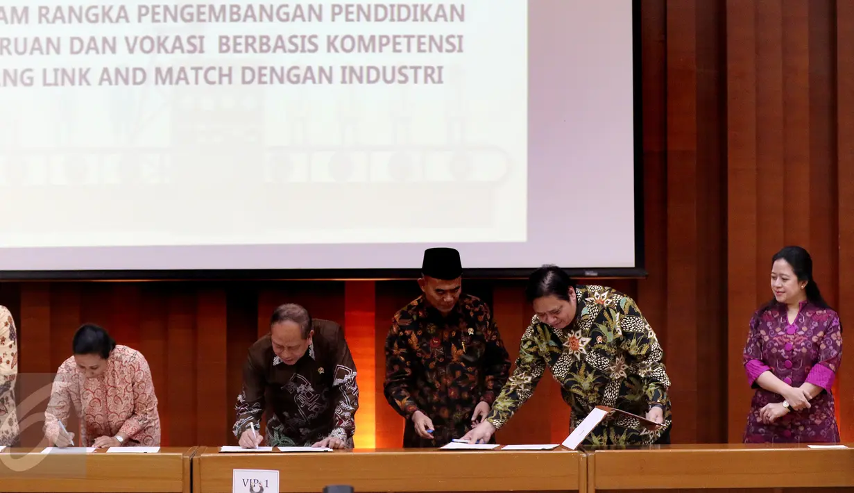 Menko PMK, Puan Maharani menyaksikan Menteri Perindustrian Airlangga Hartarto dan Mendikbud Muhadjir Effendy menandatangani Nota Kesepahaman 5 Menteri dan Perjanjian Kerjasama SMK dan Industri di Jakarta, Selasa (29/11). (Liputan6.com/Fery Pradolo)