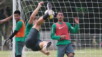 Aksi akrobatik pemain Timnas Indonesia U-23, Ilija Spasojevic pada sesi latihan di Lapangan A,B,C, Senayan, Jakarta (21/2/2018). Latihan ini merupakan persiapan Asian Games 2018. (Bola.com/Nick Hanoatubun)