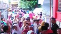 Warga mengantre pembagian zakat maal yang dibagian keluarga Ketua Timses Risma di Surabaya. (Liputan6.com/Dhimas Prasaja)
