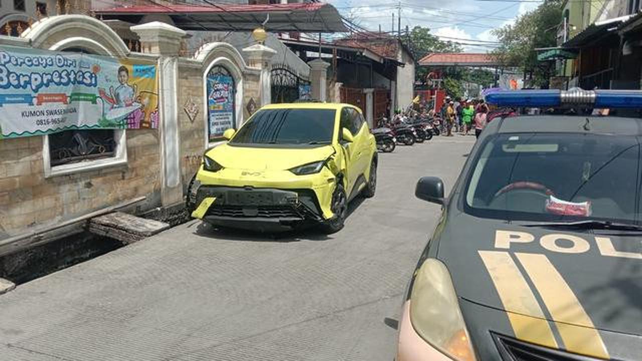 Mobil Listrik BYD Tabrak Motor Hingga Pejalan Kaki di Jakarta Utara karena Hilang Kendali