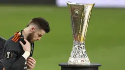 Kiper Manchester United, David de Gea, tertunduk lesu usai ditaklukkan Villarreal pada laga final Liga Europa di Stadion Gdansk, Kamis (27/5/2021). MU gagal menjadi juara usai takluk adu penalti dengan skor 10-11. (AFP/Maja Hijtj)