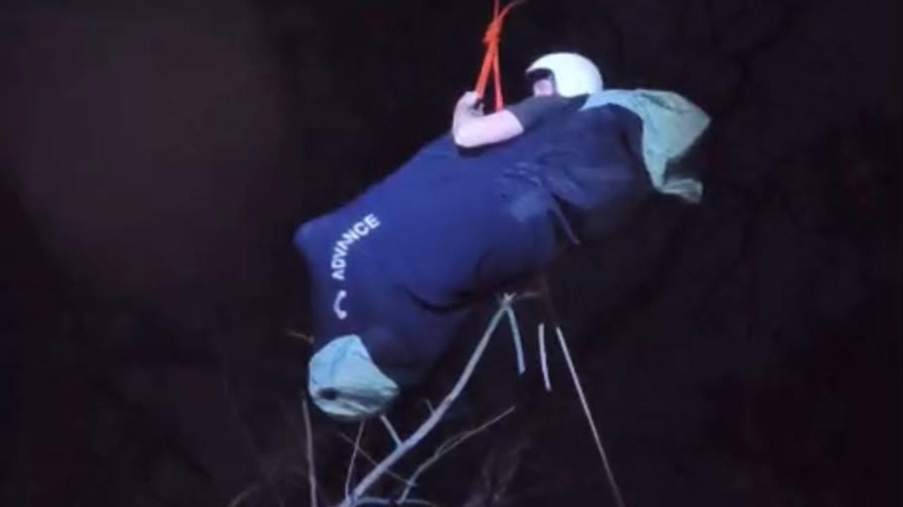 Evakusi paraglider Rusia. (Dokumentasi Basarnas Surabaya).