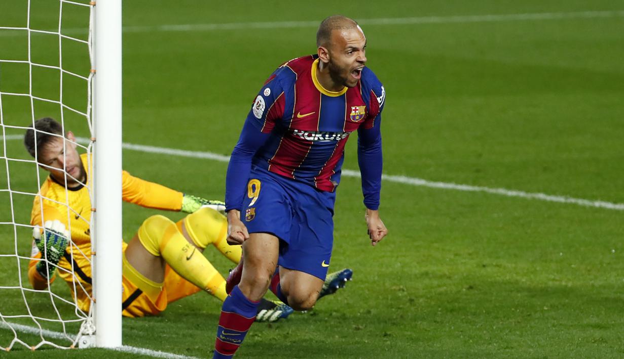 Striker Barcelona, Martin Braithwaite melakukan selebrasi usai mencetak gol ketiga timnya ke gawang Sevilla dalam laga leg kedua semifinal Copa Del Rey 2020/21 di Camp Nou Stadium, Rabu (3/3/2021). Barcelona menang 3-0 melalui extra time dan lolos ke babak final. (AP/Joan Monfort)