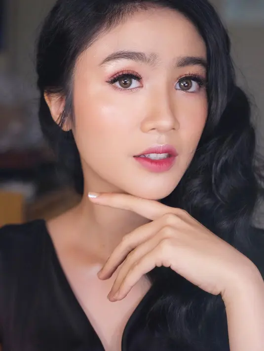 Febby berpose dengan jari memeganga dagu. Unggahan artis lulusan sarjana hukum itu langsung mengundang komentar dari netter. Terlaluuu cantiikkk tulis @jama******. (Instagram/febbyrastanty)