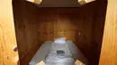 Sebuah kamar tidur untuk tamu dengan dinding berlapis kayu di "Grandhotel Cosmopolis" di Augsburg, Jerman, (27/7). Hotel ini dapat menampung sekitar 65 imigran dan wisatawan dari seluruh dunia. (REUTERS/Michaela Rehle)