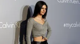 Model asal Amerika Kendall Jenner berpose saat menghadiri acara musik yang diselengarakan oleh Calvin Klein Jeans di Hong Kong, (11/6/2015). Adik Kim Kardashian ini tampil seksi dengan pakaian kasualnya. (REUTERS/Bobby Yip)