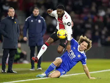 Gelandang Southampton, Ainsley Maitland-Niles berebut bola dengan bek Leicester City Wout Faes pada pekan ke-26 Liga Premier League Inggris di St. Mary's Stadium, Southampton, Minggu (5/3/2023) dini hari WIB.  Leicester keok 0-1 di markas Southampton. (Andrew Matthews/PA via AP)