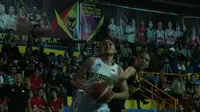 Center Merpati Bali, Yusranie Noory Assipalma, mencetak 11 poin saat timnya menang 83-51 atas Tenaga Baru Pontianak, Senin (27/11/2017)