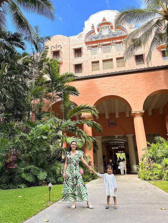 Dalam potret yang diungga, pemeran Eiffel I’m in Love itu tampil manis dengan tropical dress nuansa kehijauan.  [Instagram/shandyaulia]