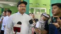 Menteri Sosial (Mensos) Saifullah Yusuf atau Gus Ipul saat meninjau langsung pelaksanaan berbagai program sosial yang menyasar kelompok rentan seperti permakanan lansia dan penyandang disabilitas, dan YAPI (Yatim/Piatu/Yatim Piatu) di Ciracas, Jakarta Timur. (Foto: Liputan6.com/Khofifah Azzahro).