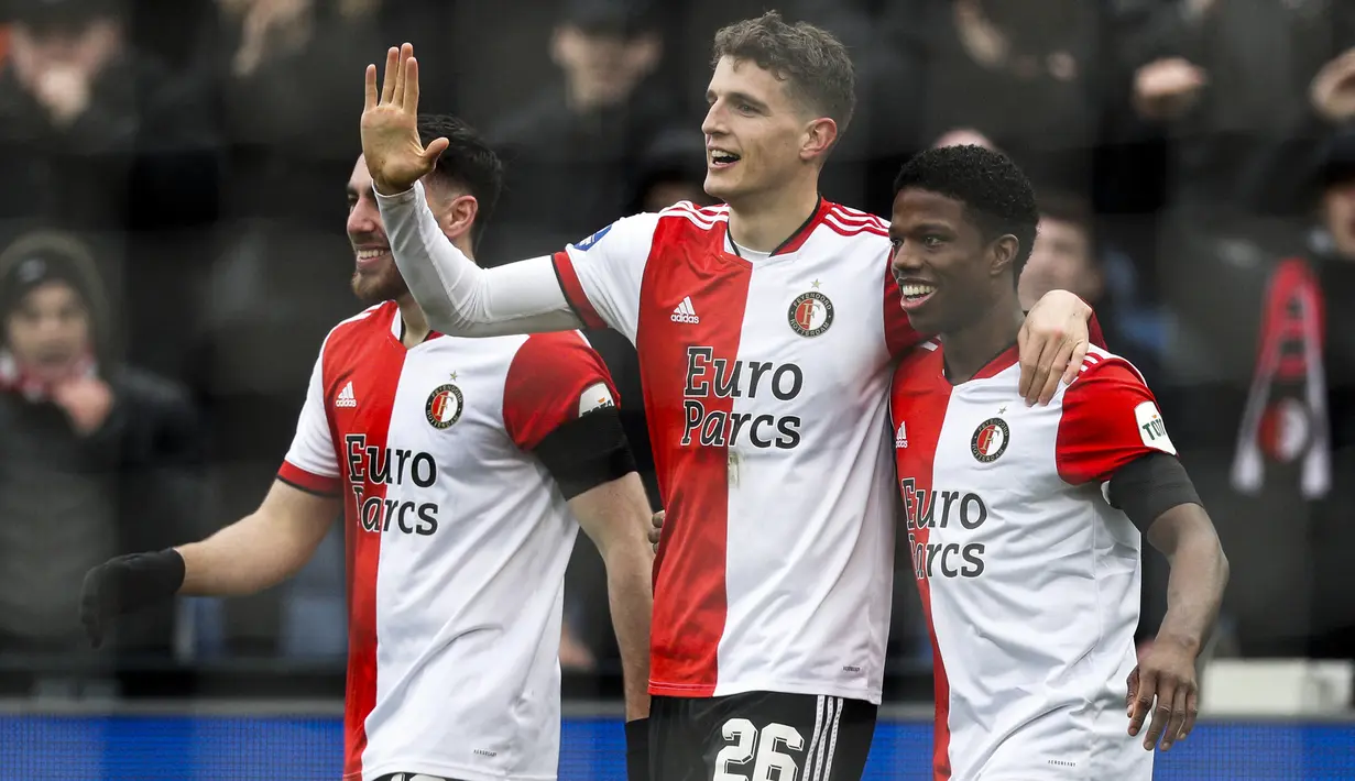 Tyrell Malacia (kanan) sejatinya adalah incaran Olympique Lyon dan akan segera bergabung denga klub asal Prancis tersebut usai terjadinya kesepakatan antara Feyenoord dan Lyon. Namun Manchester United mementahkan kesepakatan tersebut dengan menikung di saat-saat akhir. (AFP/ANP/Jeroen Putmans)