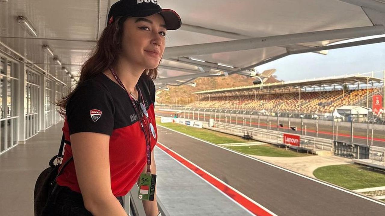 OOTD Simple Natasha Ryder Saat Nonton MotoGP