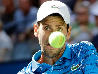 Petenis Serbia, Novak Djokovic  mencoba mengembalikan bola ke arah lawannya Roberto Carballes Baena dari Spanyol pada  babak pertama AS Terbuka 2019 di Billie Jean King National Tennis Center, New York, Senin (26/8/2019). Unggulan pertama itu memetik kemenangan 6-4, 6-1, 6-4. (AP/Frank Franklin II)