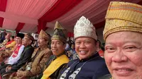 Ketua DPD RI AA LaNyalla Mahmud Mattalitti berfoto selfie bersama Ketua MPR bambang Soesatyo dan Presiden Jokowi saat Upacara Hari Kelahiran Pancasila. (Istimewa)