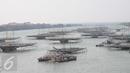 Sejumlah bagan penangkap ikan mengapung di Muara Baru, Jakarta, Rabu (25/11/2015). Metode aquaculture atau budidaya ikan ini nantinya akan menghasilkan ikan segar, bebas dari kontaminasi dan ramah lingkungan. (Liputan6.com/Angga Yuniar)