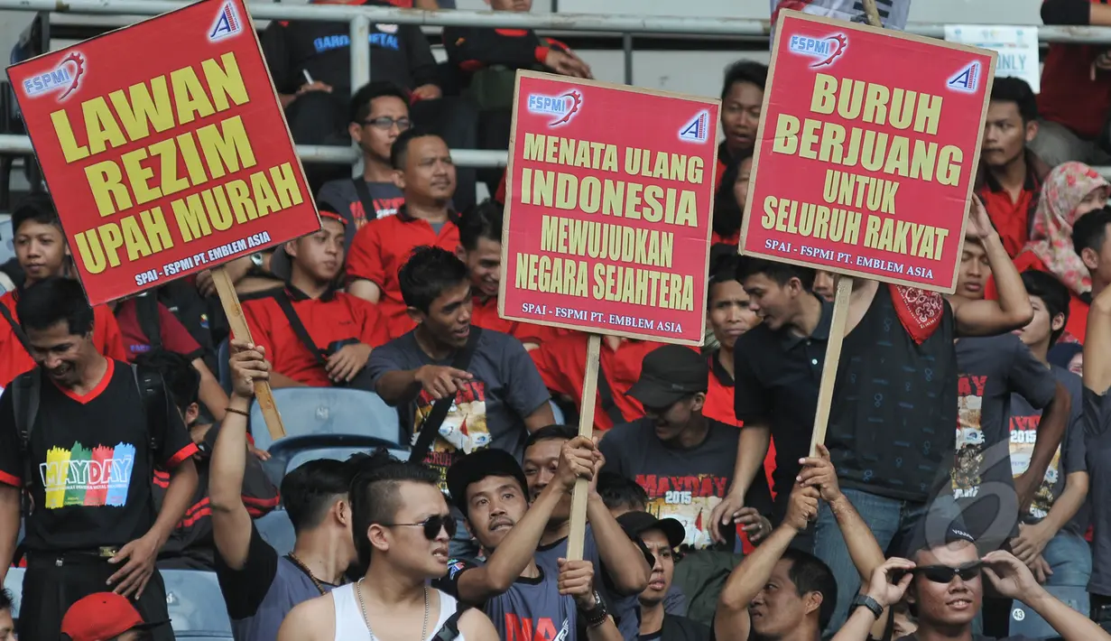 Berbagai tulisan aspirasi para buruh saat perayaan hari buruh sedunia (May Day), SGBK, Jakarta, Jumat (1/5/2015). Mereka menuntut melawan kebijakan upah murah dan kenaikan upah setiap lima tahun sekali. (Liputan6.com/Herman Zakharia)