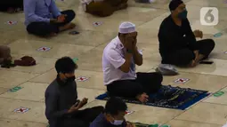 Jemaah berdoa saat menunaikan salat Jumat di Masjid Istiqlal, Jakarta, Jumat (11/2/2022). Di tengah lonjakan kasus Covid-19 di DKI, Masjid Istiqlal melakukan pembatasan jumlah jemaah maksimal 50 persen serta jam operasional pengunjung untuk shalat. (Liputan6.com/Herman Zakharia)