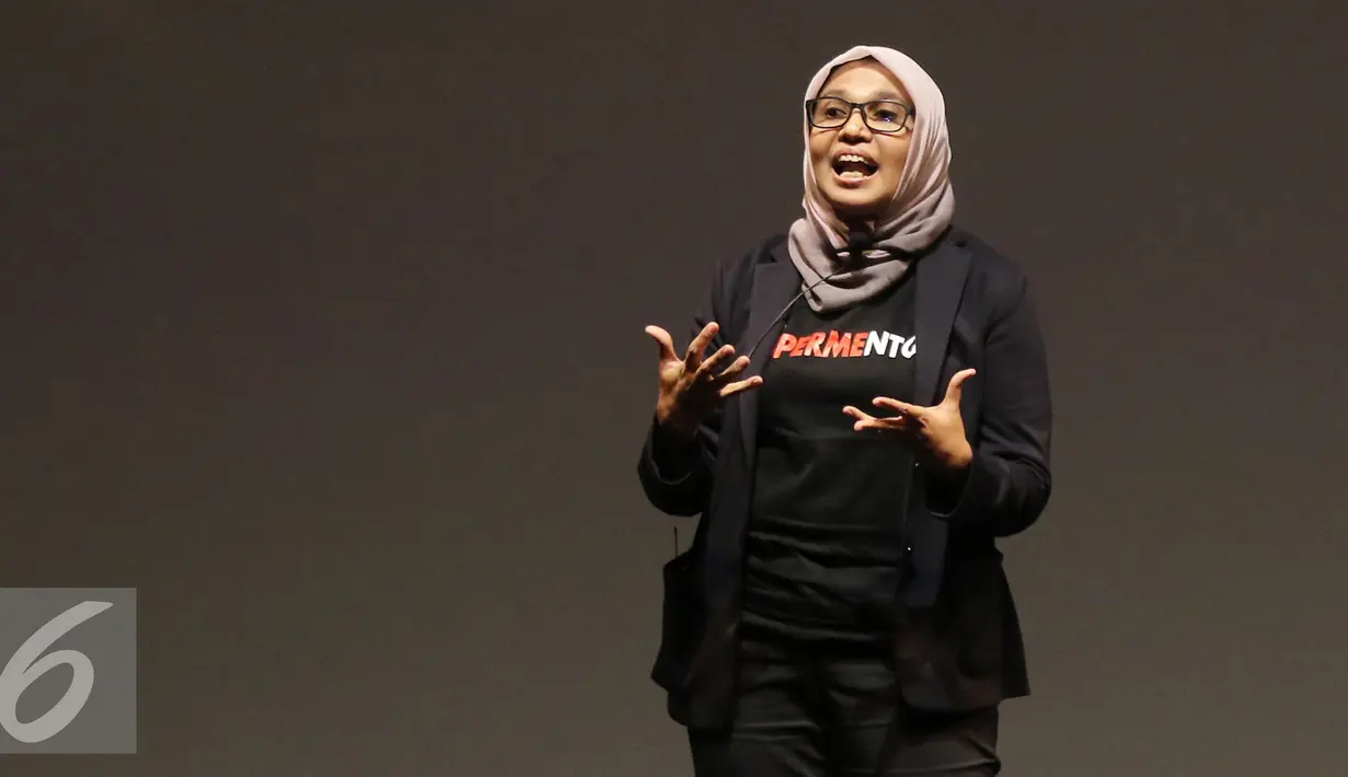 Ekonom Senior Bank Dunia Vivi Alatas saat menjadi pembicara Supermentor bertema "End Poverty" di Jakarta, Senin (17/10). Tema tersebut diangkat untuk memperingati Hari Pengentasan Kemiskinan Dunia yang jatuh pada 17 Oktober. (Liputan6.com/Herman Zakharia)