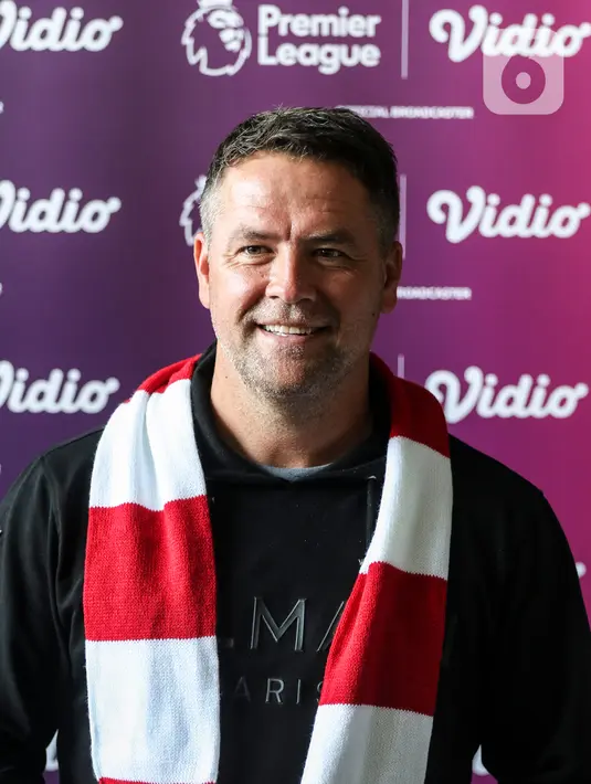 Mantan pemain sepak bola asal Inggris Michael Owen saat tiba di Bandara Soekarno Hatta, Tangerang, Banten, Selasa (20/8/2022). Mantan pemain Manchester United (MU) itu tiba di Bandara Soekarno Hatta sekitar pukul 08.00 WIB. (Liputan6.com/Johan Tallo)
