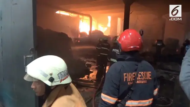 kebakaran pabrik tekstil terjadi di Bandung. Material yang mudah terbakar membuat petugas kesulitan memadamkan api.