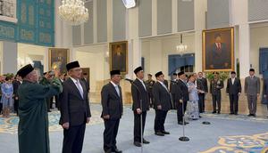 Presiden Prabowo Subianto melantik 6 Duta Besar (Dubes) Luar Biasa dan Berkuasa Penuh (LBBP) di Istana Negara, Jakarta, Jumat (19/12/2025). (Liputan6.com/Lizsa Egeham)