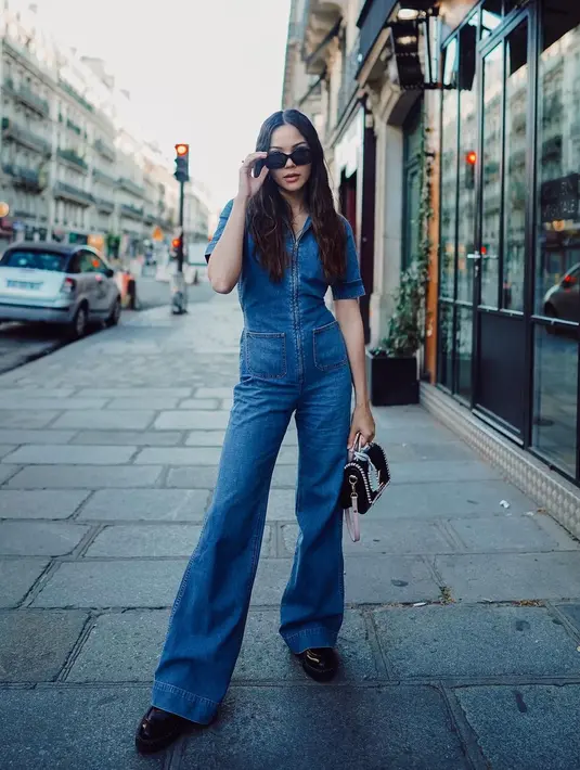 Jumpsuit denim adalah cara terbaik mempresentasikan street style yang mudah, namun juga cantik. Alyssa menambahkan sunglasses, menenteng mini sling bag, dan loafers hitam sebagai pemanis pada keseluruhan tampilannya. Foto: Instagram.