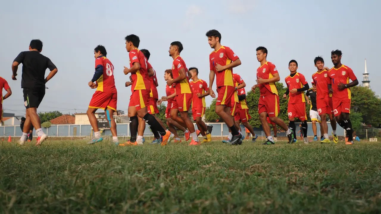 Skuat Mitra Kukar berlatih di Stadion Bea Cukai (Liputan6.com)