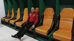 Ketua PSSI, Mochammad Iriawan, mencoba bangku di ruang ganti pemain saat melakukan inspeksi ke Stadion Pakansari, Bogor, Selasa (3/3/2020). Kegiatan tersebut dalam rangka melihat kesiapan veneu jelang piala dunia U-20 pada 2021. (Bola.com/M Iqbal Ichsan)