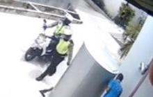 Viral Aksi Pemotor Hindari Tilang Polisi Malah Terjebak di Gang Buntu, Sudah Ngumpet tetap Ketahuan