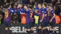 Para pemain Barcelona merayakan gol ke gawang Sevilla pada leg kedua perempat final Copa del Rey, di Camp Nou, Rabu (30/1/2019). (AFP/Lluis Gene)