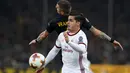 Pemain AC Milan, Andre Silva berebut bola dengan pemain AEK Athens, Ognjen Vranjes dalam laga lanjutan Grup D Liga Europa di Stadion Athens Olympic, Jumat (3/11). Milan dan AEK harus puas bermain imbang tanpa gol (AP/Petros Giannakouris)