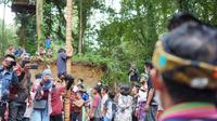 Menteri Pariwisata dan Ekonomi Kreatif Sandiaga Salahuddin Uno menyaksikan lomba panjat pinang di Lombok. (Istimewa)