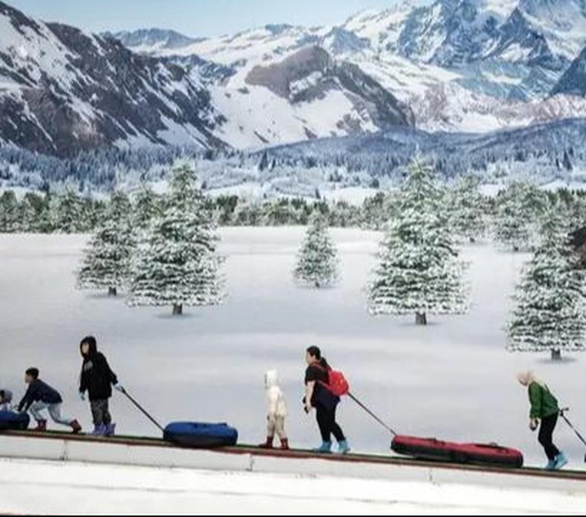 Orang-orang bermain snow tubing di atas salju buatan di Trans Snow World Bintaro, taman salju indoor bertema Jepang, di Bintaro, Tangerang Selatan, pada 27 Desember 2023. Trans Snow World Bintaro merupakan taman hiburan salju pertama dan terbesar di Indon
