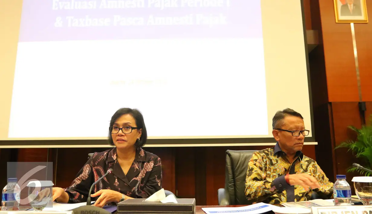 Menkeu Sri Mulyani Indrawati (kiri) saat memberikan pemaparan terkait perkembangan Tax Amnesty tahap I di Kemenkeu, Jakarta, Jumat (14/10). Kemenkeu berencana mendata jumlah PNS yang ada di Indonesia. (Liputan6.com/Angga Yuniar)