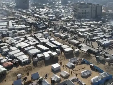 Gambar drone ini menunjukkan ribuan tenda yang digunakan para pengungsi di Rafah, Jalur Gaza selatan pada Jumat, 29 Desember 2023.  (AP Photo)