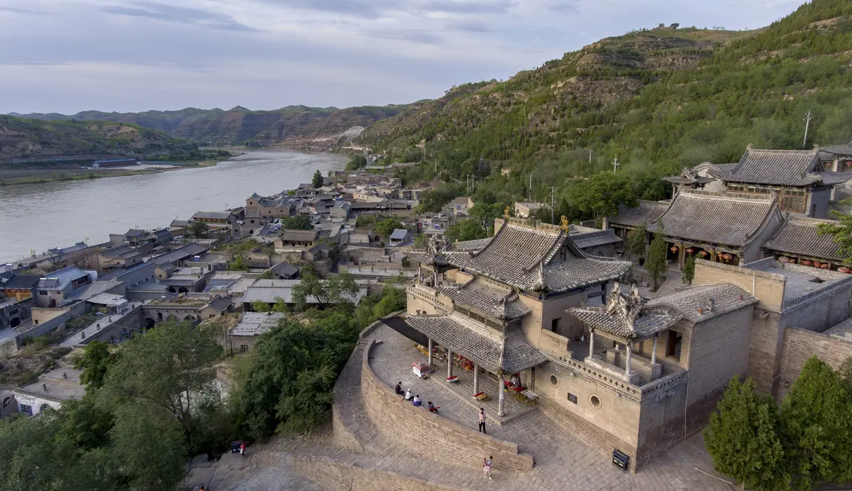 Foto dari udara yang diabadikan pada 10 Juni 2020 ini menunjukkan pemandangan kota kuno Qikou di Wilayah Linxian, Lyuliang, Provinsi Shanxi, China utara. (Xinhua/Yang Chenguang)