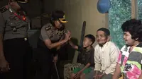 Meski tubuhnya kecil, Hafidin mengerjakan hampir semua pekerjaan rumah tangga dan terkadang mencari tambahan untuk biayai dapur rumah. (Liputan6.com/Muhamad Ridlo)