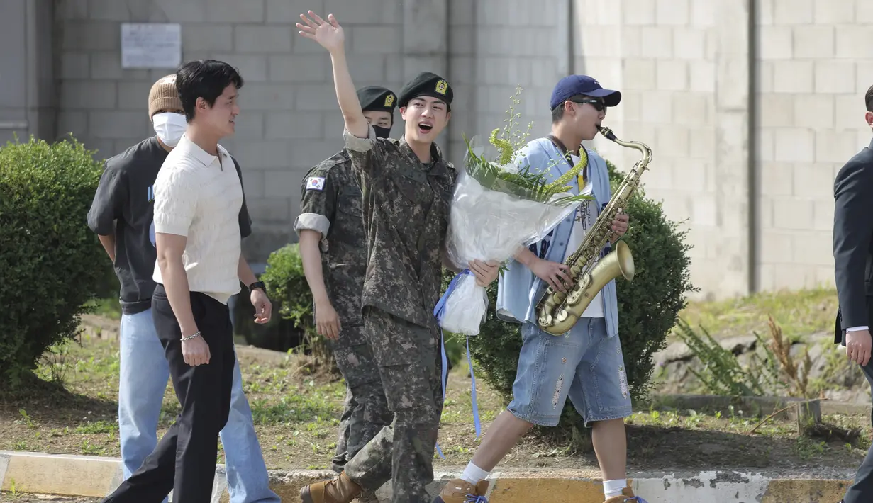 Jin sempat melambai ke arah media yang meliput, sebelum naik ke mobil, meninggalkan lokasi. (Im Byung-shik/Yonhap via AP)