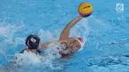 Pemain Polo Air Putri Indonesia, Febrika Indirawati (kanan) berebut bola dengan pemain Hong Kong, NG Wai Yiu saat laga penyisihan grup A Asian Games 2018, Jakarta, Jumat (17/8). Indonesia unggul tipis 9-8. (Liputan6.com/Helmi Fithriansyah)