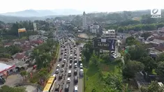 2 hari menjelang pergantian tahun arus lalu lintas menuju Puncak, Jawa Barat sudah tersendat di pintu tol Ciawi.