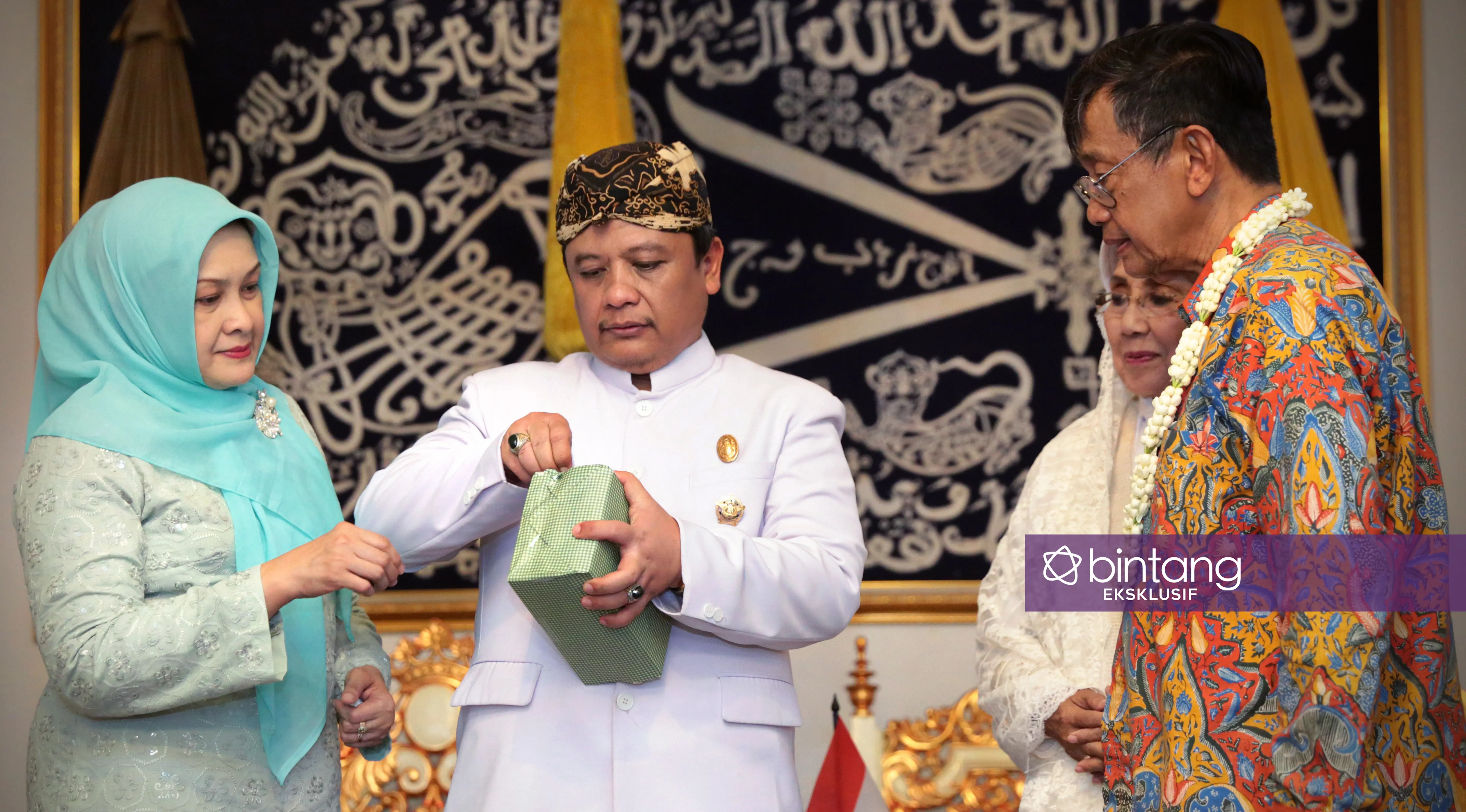 Nani Wijaya dan Sang Suami saat bertandang ke tempat Sultan Sepuh XIV Pangeran Raja Adipati Arief Natadiningrat bersama istri. (Adrian Putra/Bintang.com)