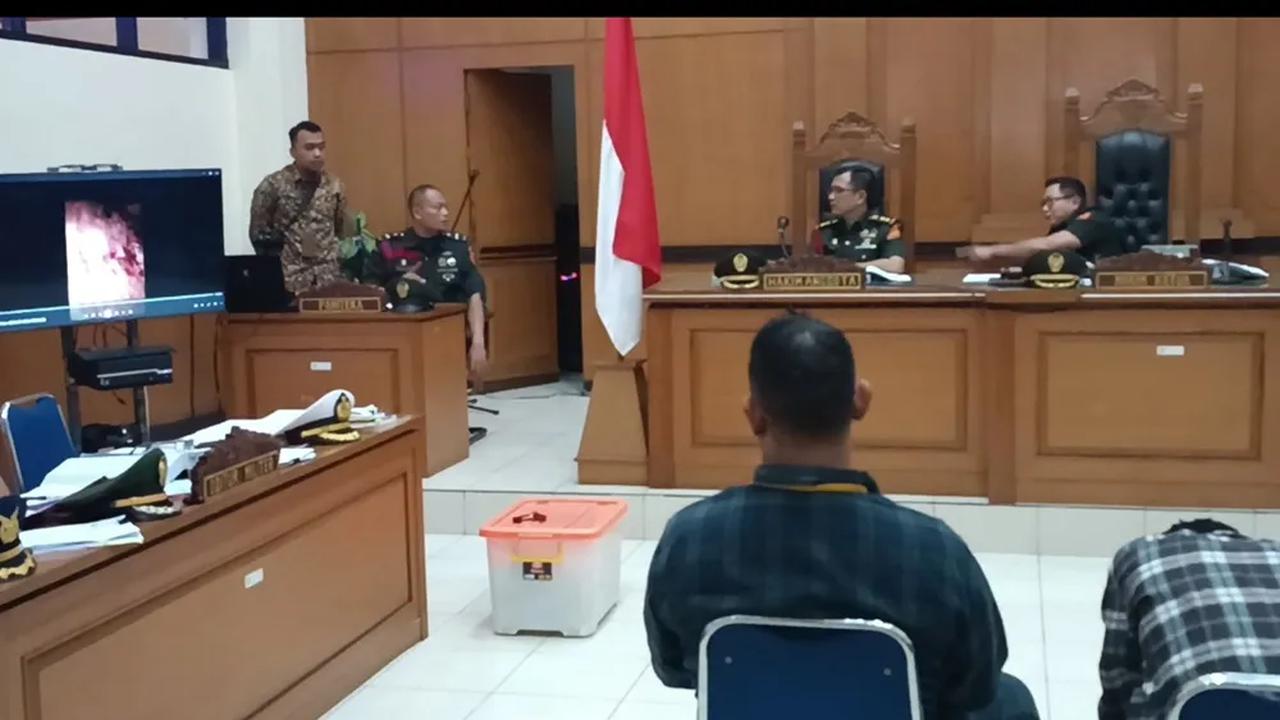 <br>Tak hanya Fauziah yang tak sanggup melihat video itu, Fakhrulrazi yang merupakan adik Imam Masykur dan berada dalam ruang sidang itu terlihat tidak menyaksikan video tersebut.<br>
