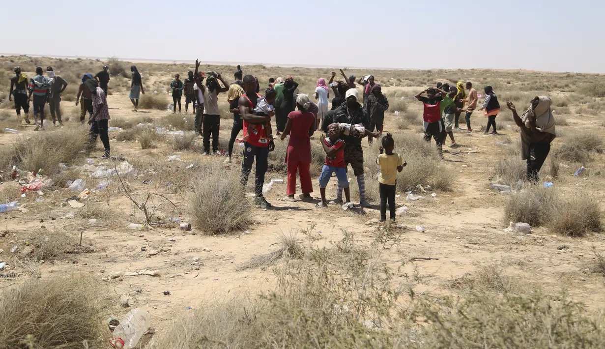 Jumlah migran Afrika sub-Sahara yang melakukan perjalanan ke Tunisia untuk menyeberangi Mediterania menuju Eropa telah meningkat. (AP Photo/Yousef Murad)