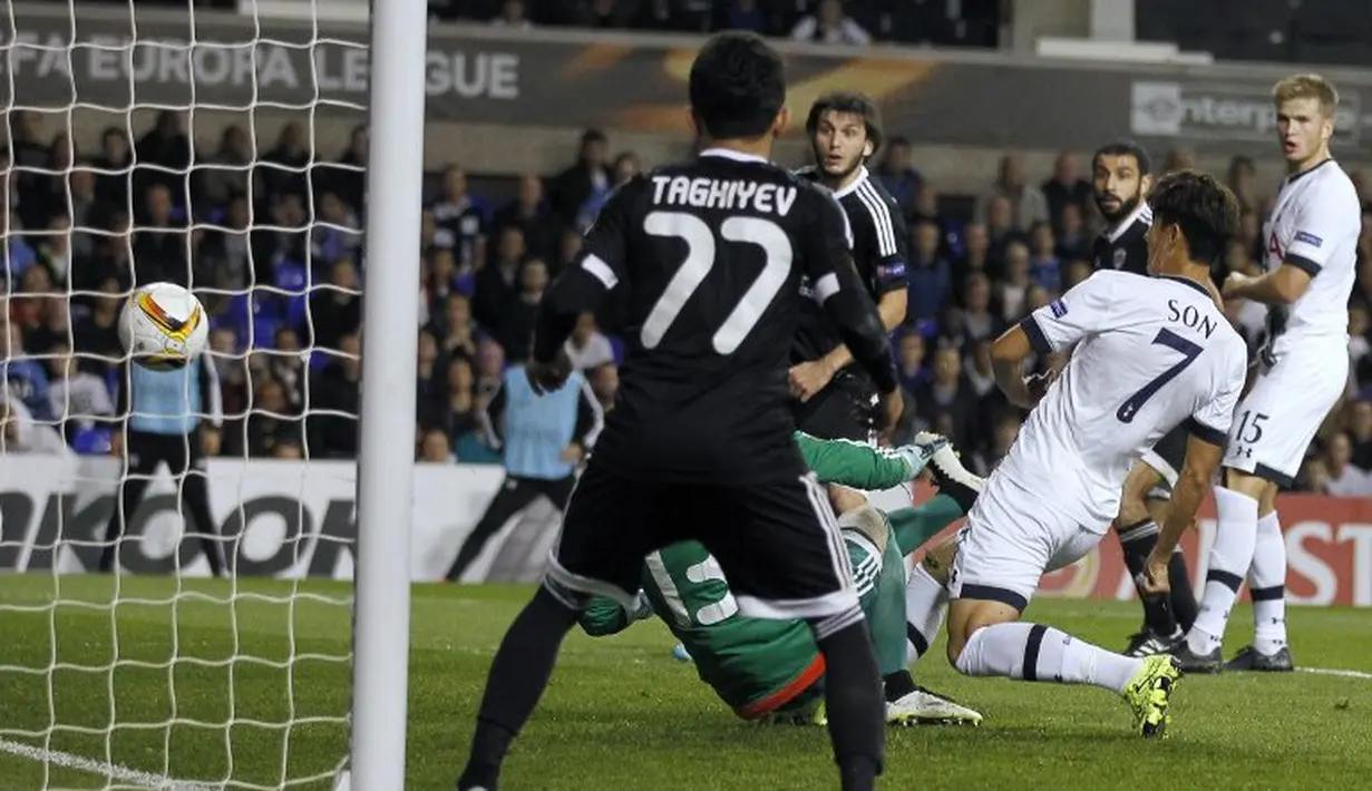 Son Heung-Min saat mencetak gol pertama ke gawang FK Qarabag di laga Grup J Liga Europa, Jumat (18/9/2015) dini hari WIB. (AFP Photo/Ian Kington)