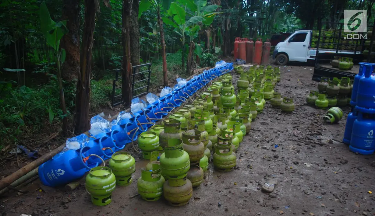 Ratusan tabung gas oplosan diamankan anggota TNI Korem 061 Suryakancana di lokasi pengoplosan gas di hutan Rumpin, Kabupaten Bogor, Senin (19/2). Para pelaku mengaku dalam sehari bisa mengoplos kurang lebih 2.000 tabung gas. (Liputan6.com/Achmad Sudarno)