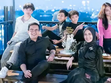Di momen bahagia ultah Sahrul Gunawan dan anniversary pernikahannya dengan Dine, keempat anak mereka datang. Dua anak dari pernikahan Sahrul sebelumnya, dan dua bocah laki-laki yang merupakan anak Dine dari mantan suaminya. Semua berkumpul membuat kebahagiaan semakin lengkap. (Liputan6.com/IG/@dine.pearl)