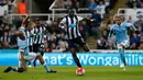 Gelandang Newcastle, Moussa Sissoko (tengah) membawa bola dari kawalan bek City, Vincent Kompany pada lanjutan liga Inggris di St James 'Park (20/4). Newcastle bermain imbang atas City dengan skor 1-1. (Reuters/Andrew Yates)